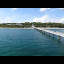 Blick von der Meeresbrücke auf Strand, Ufer und den dahinterliegenden Parkstreifen von Burgas